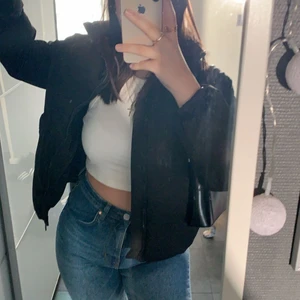 Vinterjacka - Jätte fin puffjacka som är använd en vinter, varm och passar till allt, storlek 38🥰 minns inte vart den är köpt då jag klippt av taggarna