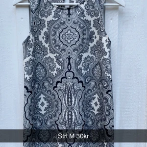 Mönstrad Klänning  - Fint skick hel & ren 