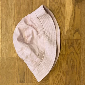 Buckethat/ Fiskehatt/ solhatt rosa - Rosa buckethat bara testad aldrig buren. Fin rosa passar mitt huvud och skulle säga att jag har stort huvud så passar många huvuden. Från Gina Tricot