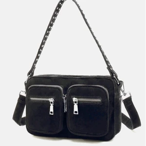 Noella väska - Såå snygg och extremt rymlig. Använd ett fåtal gånger , är som ny🌟 Nypris: 700 kr. Perfekt till hösten!!🍁