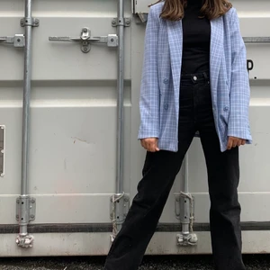 Blå kostym jacka  - Blå kostym kavaj som är oversized. Små vita rutor på även. Sparsamt använd. Säljer pga flytt, skriv om frågor, frakt tillkommer 💓