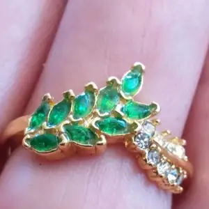 14k guld  ring size 17.5_ 18.5 mm med grön ädelstenar smaragder 