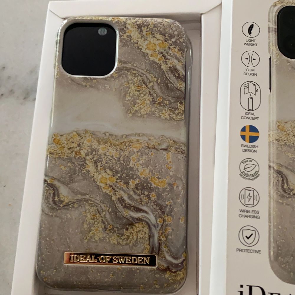 helt nytt skal fick hem den idag. säljer pga den ej passar till min telefon , skalet passar till iphone x/xs . köparen står för frakt pris kan diskuteras . Övrigt.