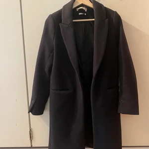 Marinblå kappa - Mörkblå kappa från Mango. Säljer då den inte kommer till användning längre. Kan mötas i Stockholm eller skicka. Frakt: 99kr spårbart 🖤