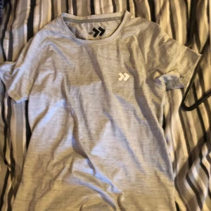 Träningströja👕 - Super fint skick, aldrig använd. Inte min typ av träningströjor, ljus grå☁️