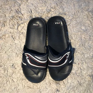 Fila Tofflor - Blå retro tofflor från Fila i storlek 42. Kardborre spänning som omsluter foten som spänne. Passar även mindre storlekar pågrund av kardborre tab.