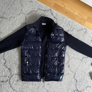 Moncler jacka - Så fin Moncler jacka, tyvärr har den ej kommi till så mycket användning, med följer även en luva 