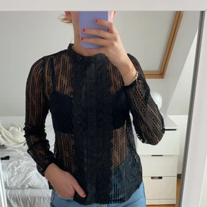 Tröja från OASIS i str S - Super snygg tröja från OASIS i storlek S, Aldrig använd. Den passar bra att ha någon snygg BH eller top under. Originalpriset är 1 700. Går att ha både på festliga saker men även vardagligt. Köparen står för frakten! 