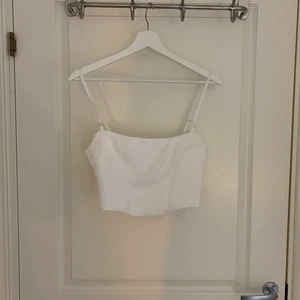 Linne - Supersnyggt linne från märket club london. Har ej använts. Har guldiga detaljer i form av dragkedja samt justerbara band