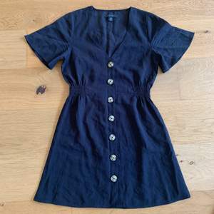 svart klänning med knappar från new yorker. storlek 36. säljer för 40kr + 48kr i frakt. skriv om ni vill ha bilder när jag har på mig den 🌼