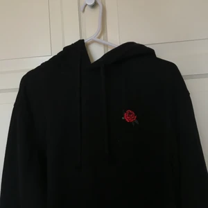 Hoodie med ros❤️ - Oanvänd❤️