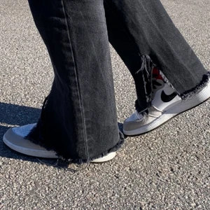 Jeans med slits - Grå/svarta jeans i rak modell med slits från NAKD⚡️💞(slitsen har jag gjort själv) 
