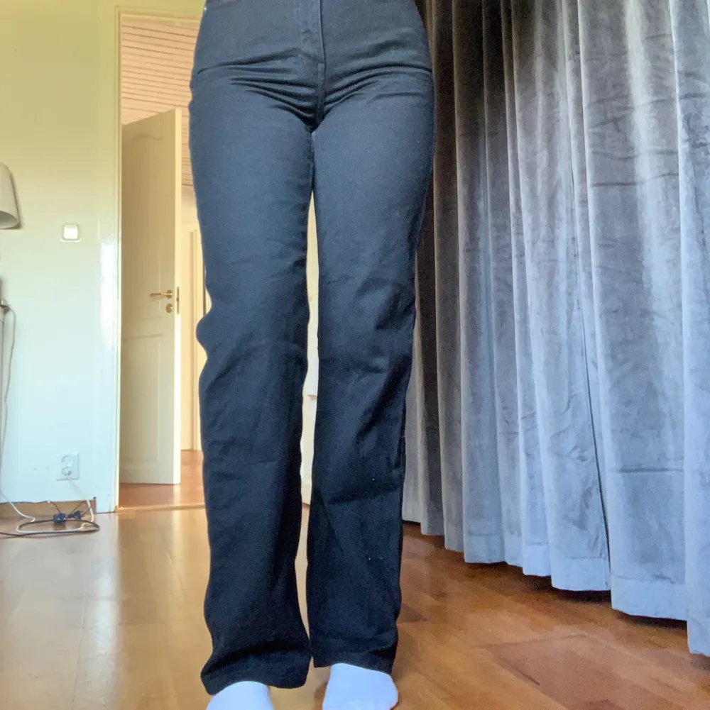 Svarta jeans från weekday i modellen rowe, knappt använda, bra i längd på mig som är 168, köparen står för frakt💗💗. Jeans & Byxor.