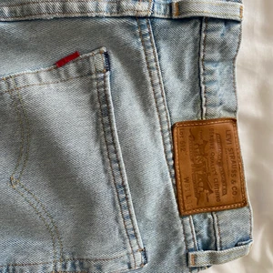 Levis 501 Light Blue Wash - Använda Levis 501 Jeans Light Blue Wash,                     Storlek säger 31W / 32L, men har krympt i tvätt.             Mått:                                                                                    Midja 40cm.                                                                           Ben till midja 94cm, Ben insömn 14cm. Kan gå ner i pris vid snabb affär. Eventuell frakt betalas av köpare, skriv om du vill veta mer eller vill ha fler bilder :-)
