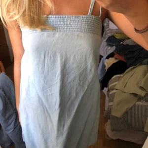 Klänning i linne - Helt ny klänning från zara! Funkar superbra med en kofta till hösten 💕 Nypris ca 400