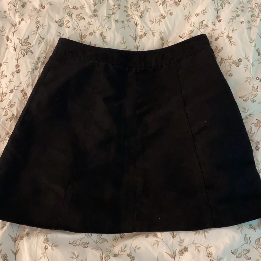 Vacker svart sammet kjol som kommer från HM! Storlek:36 men passar även 38. Skriv vid intresse, köparen står för frakt! 🤩. Kjolar.