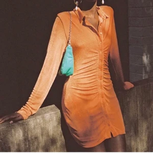 With Jean dupe - Orange dupe av with jean klänningen. Superfin och mysig🥰 storlek S men skulle säga att allt mellan XS-M kan ha den