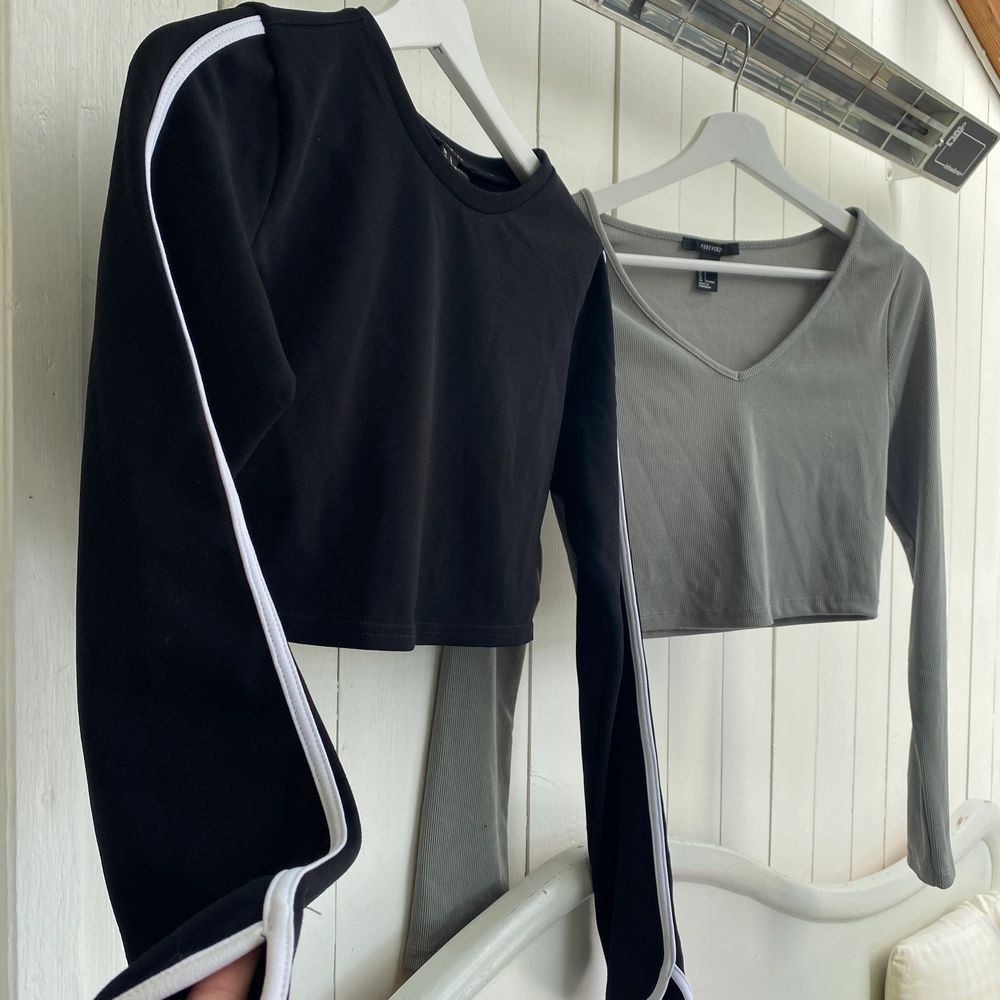 Två stycken långärmade tröjor i jättebra skick, svarta är köpt i New York och Gröna i London. Köp en för 75kr eller båda för 140kr 💓 skriv för mer info . Tröjor & Koftor.