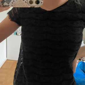 T-shirt  - Svart T-shirt i spets 