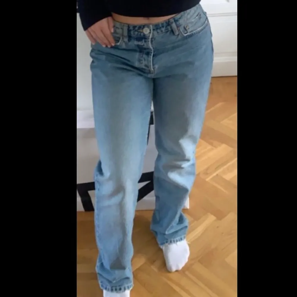 Säljer nu mina älskade mid rise straight jeans från zara då dem blivit för stora för mig. De är i bra skick och i storlek 40 men skulle säga att de sitter snyggt oversized på en 38!! Jag säljer dem i färgerna på de två första bilderna, den tredje är hur de sitter på mig! Säljer för 400kr + frakt! Pris kan diskuteras💕 !!DE PÅ BILD 2 ÄR SÅLDA!!. Jeans & Byxor.