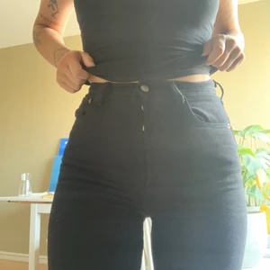 Levis ribcage straight - Levis ribcage straight svarta jeans, med knappar istället för gylf, väldigt sköna men tyvärr för små för mig just nu. W27 L29. Ordinarie pris 979kr.