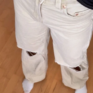  Beiga Jeans  - Säljer nu mina beiga jeans från beshska, nyskick, använt dem Max 2 ggr, är 158 och dem är lagom längd. Skulle säga att dem är ganska små i storleken.