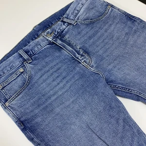 Weekday Jeans Blue Size: 34/34 - Beställde i fel storlek. Säljer här istället för att skicka tillbaka. Helt nya, oanvända och som sagt har inga skador eller smutsfläckar. Ordinarie Pris: 550 SEK Stolek: 34/34