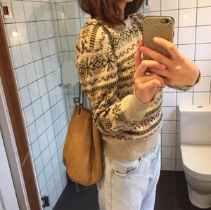 Stickad tröja - Super fin stickad tröja perfekt för hösten. Super fin men kommer inte till så mycket användning. Den är lite stickig, men om man har en tröja under går de super! Fint skick 