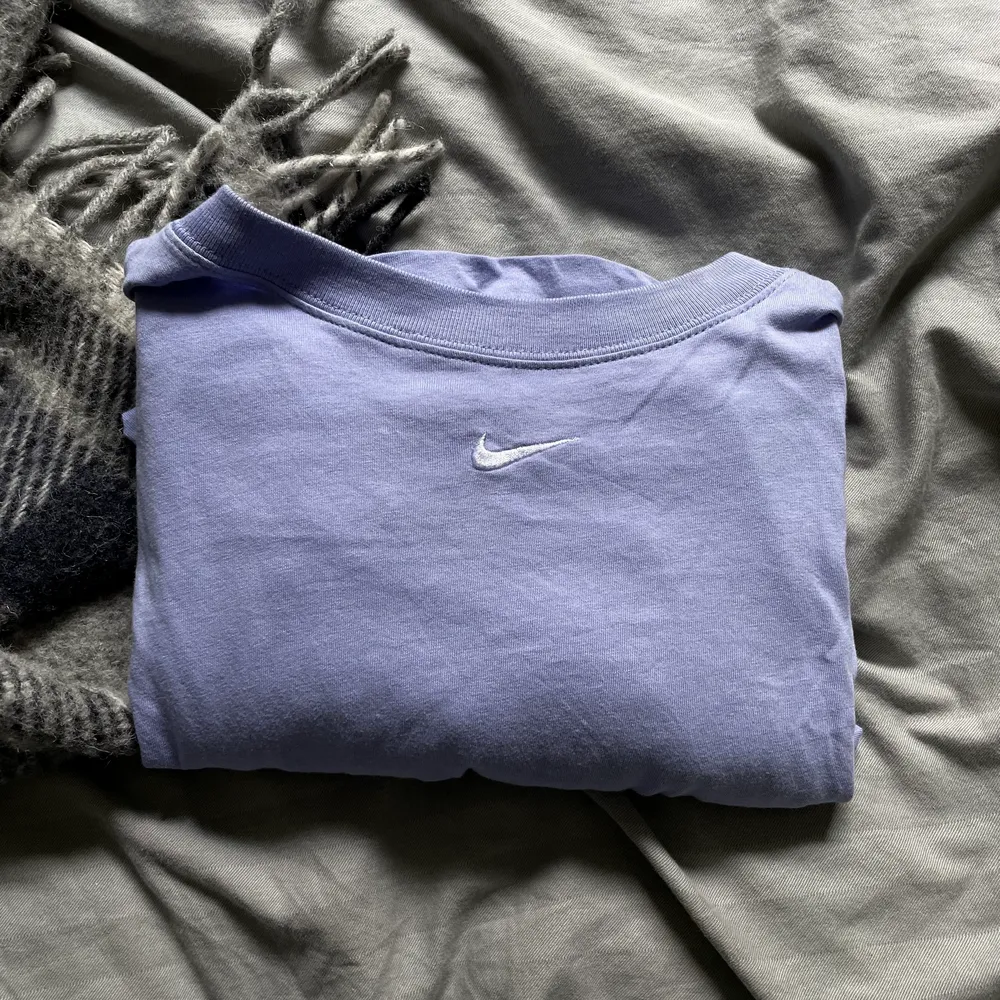 Superfin Nike t-shirt, säljer pga att jag inte använder den:) Använd endast 1 gång. Den är i storlek Xs och är väldigt oversized. Köparen står för frakten💓 köp direkt för 200kr. Skjortor.