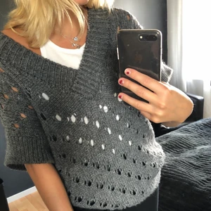 Stickad väst - Supersnygg väst att ha över en skjorta eller linne! Köptes förra sommaren på Two Angels i Göteborg💗