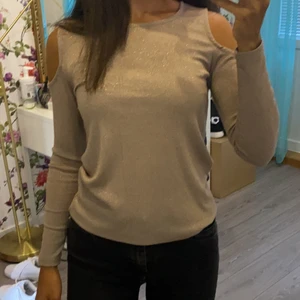 Beige tröja size XS/S - Fin beige långärmad tröja med hål vid axlarna. Glittrig. Är i bra skick. 
