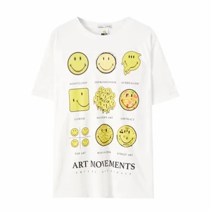 T-shirt - Säljer denna populär smiley t-shirt från pull and bear jätte bra skick