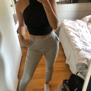 Beige rutiga kostymbyxor  - Beiga kostymbyxor från H&M, super sköna och bra passform. Kommer inte till användning 