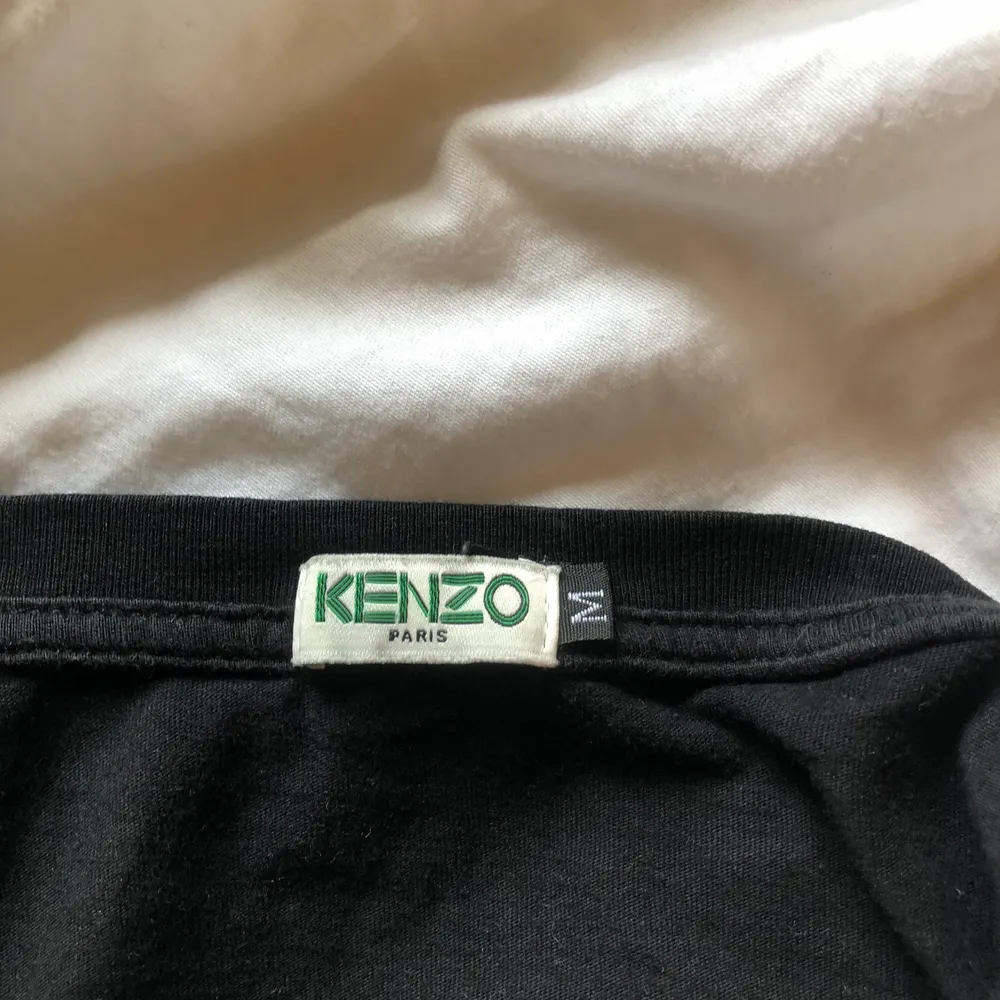 Svart t-shirt med kenzo tryck, skön men liten i storlek så skulle säga en S. Sparsamt använd. T-shirts.