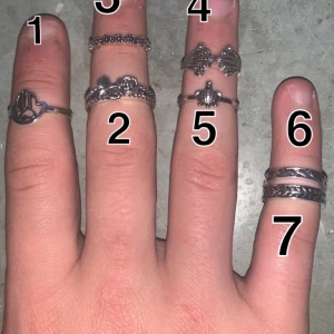 Ring - Ringar som självklart är helt oanvända och säljer dom riktigt billigt för den kvaliten ringsrns har,riktigt fina,vid köp över 100kr så är frakt gratis och skickar även med en extra ring😍🔥💍❗️❗️❗️