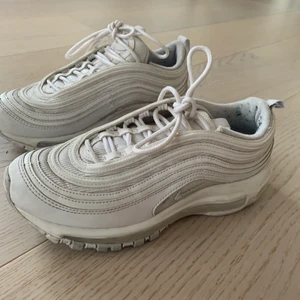 Nike Air Max 97 - Nike Air Max 97 i storlek 38. Använda men har mycket kvar att ge! Nypris 1599.   https://www.nike.com/se/t/sko-air-max-97-08mw7B/921522-104?cp=64919455238_search_%7C%7C10493354132%7C103667793029%7C%7Cm%7CSE%7Ccssproducts%7C453085260949&ds_rl=1252249&gclid=CjwKCAjw95yJBhAgEiwAmRrutLGiB_idHCvLkNX5d0VwLU3h7DIS0P7oNfCzaUXA_fMbuZa3yEYMsRoCCNoQAvD_BwE&gclsrc=aw.ds