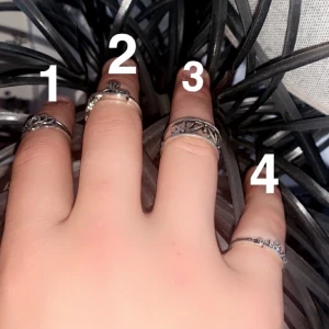 Ringar - Ringar som självklart är helt oanvända och säljer dom riktigt billigt för den kvaliten ringsrns har,riktigt fina,vid köp över 100kr så är frakt gratis och skickar även med en extra ring😍🔥💍❗️❗️❗️
