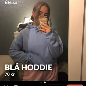 Blå hoddie - Säljer denna blåa hoddie ifrån monki i storlek small då den inte kommer till användning längre (min annons från Tise)