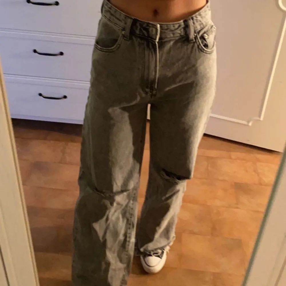 säljer dessa gråa vida högmidjade jeans från bershka då dom knappt kommer till användning. passar bra i längden på mig som är 170cm. storlek S. jag har klippt dom längst ner. knappt använda så bra skick!!💗. Jeans & Byxor.