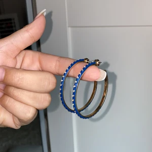 Juicy couture örhängen - Blåa Juicy couture örhängen men stenar🤍🤍