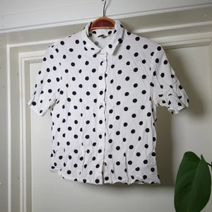 Kortärmad skjortblus - Kortärmad prickig skjortblus. Kort modell🍒