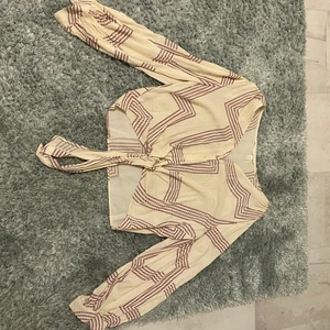 Top från hm 44 - Plagget är köpt från hm ungefär för 6 månader sen. Den har bara används två gånger och är i en bra skick. 