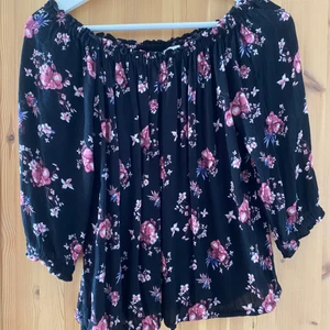 Blus från Cubus strl s - Fin blus i en fin modell från Cubus. Luftig och skönt material! Fint knyte i botten så går att anpassa hur tajt den ska sitta