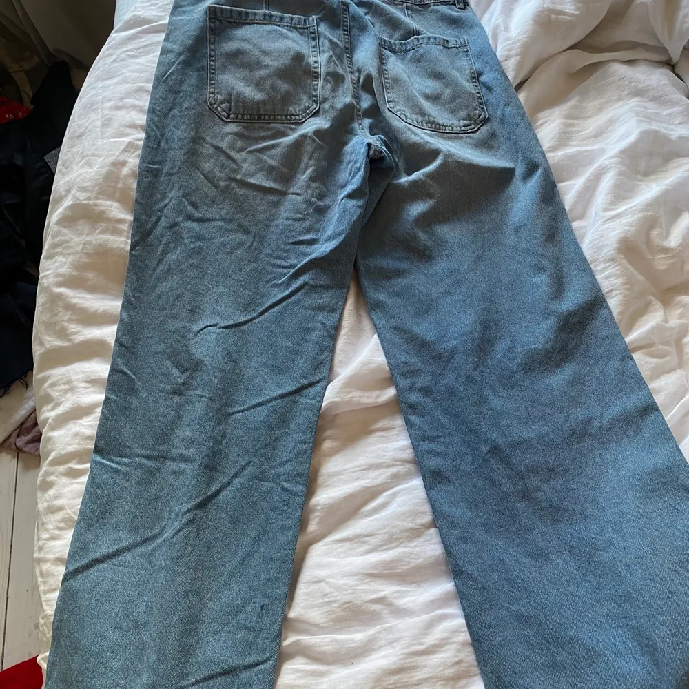 Jeans från kappahl i strl 42. Endast provade.  Köparen står för frakten om du inte kan mötas upp (endast i Falköping).                                                                                 Om du kombinerar med fler av mina plagg tar jag endast en frakt avgift. Köparen ska även betala innan plagget skickas med ett bevis från swish. . Jeans & Byxor.