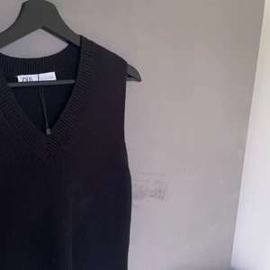 Väst  - Säljer min svarta väst från zara då den inte är min stil längre. Västen är inte andvänd bara testad. Skriv privat för fler bilder 💕