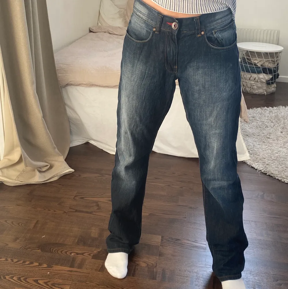 Jättesköna lågmidjade jeans som är för stora för mig. Jag är 168 och har vanligtvis xs/s. Frakt tillkommer❤️. Jeans & Byxor.