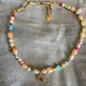 Handgjort pärlhalsband  - GRATIS FRAKT🤍 Helt unikt med äkta sötvattenpärlor!💖@bladhsmycken på Instagram 