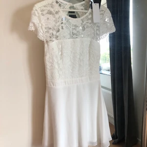 Vit klänning  - Vit klänning från Nelly. Stl 38. Aldrig använd.