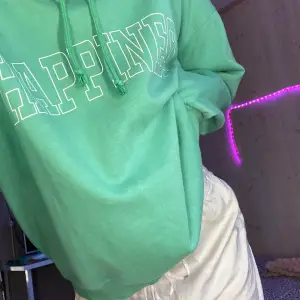 Säljer min gröna hoodie💚💚 super bra skick:) slutsåld överallt säljer vid bra bud. Tror storleken är L men jag har vanligtvis S så den sitter perfekt oversized på mig!!!