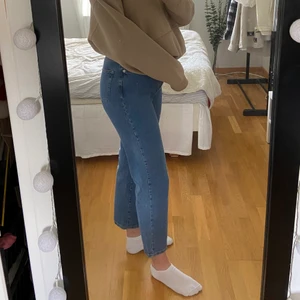 Jeans från NA-KD - Jeans från NA-KD i storlek 40. Aldrig använda. Säljer pga fel köp då dem är lite förkorta för mig som är 173 cm. Köpta för 499kr🤍